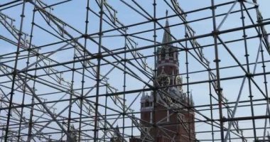 Rusya, Moskova - 08 Eylül 2018: karşı fon Spassky Kulesi ve Katedrali, fesleğen mübarek, sahne tasarımı metal ızgara saati. Kutlama sırasında