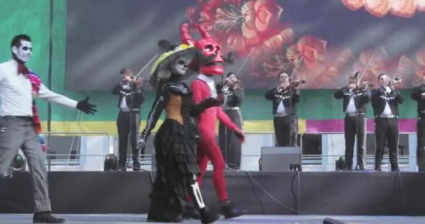 russland, moskau - 29. juni 2018: mexikanische karnevalsfeier der toten im haus mexikos in gostiny dvor. die Prozessionsteilnehmer führten die nationale Musik der Maryachi und mexikanischen Folklore auf