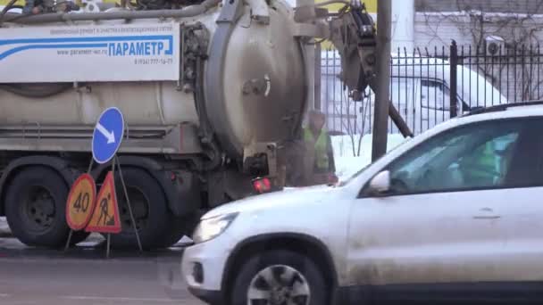 Канализационная машина на улице — стоковое видео