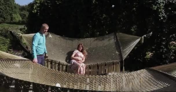 Meisje kind in een hangmat netto — Stockvideo