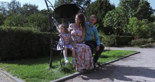 가족과 함께 임신한 여자 — 비디오