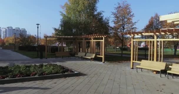 Деревянные скамейки и конструкции в парке — стоковое видео