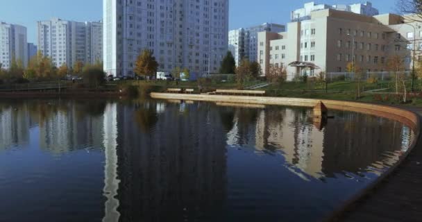 Estanque en el parque de la ciudad — Vídeo de stock