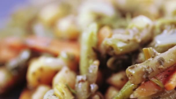 Salade de légumes dans une assiette — Video