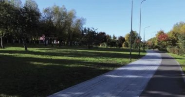 Şehir parkındaki sokak.