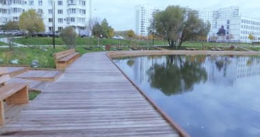 Şehir parkında gölet