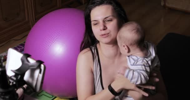 Usando Smartphone Uma Jovem Mãe Com Menino Comunica Com Parentes — Vídeo de Stock