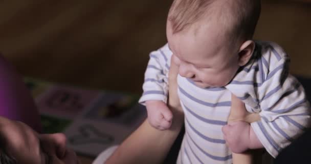 Mamma blåser en bebis hemma — Stockvideo