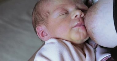 Güzel kadın bebek beslenme