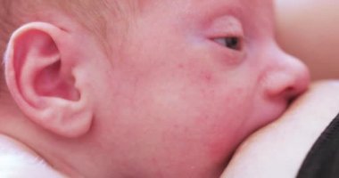 Güzel kadın bebek beslenme