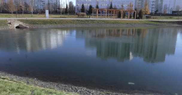 폭포 연못 공원에서 — 비디오