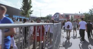 Rusya, Moskova - 26 Haziran 2018: fan ve eşlik eden insanlar devre dışı. Futbol taraftarları maç Danimarka - Fransa Haziran Moskova Rus içinde 2018 Luzhniki Stadı nda önce Fransa, Danimarka, Rusya'nın