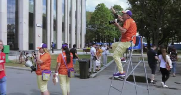 Voluntarios frente al fútbol — Vídeos de Stock