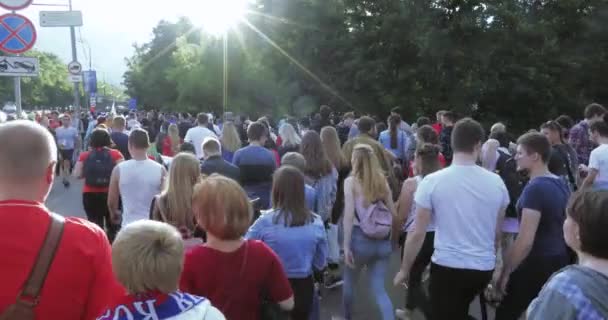 俄罗斯 莫斯科 2018年7月3日 观看足球比赛俄罗斯 克罗地亚足球球迷在国际足联球迷节 Vorobyovy 血腥于2018年7月在莫斯科俄罗斯联邦 — 图库视频影像