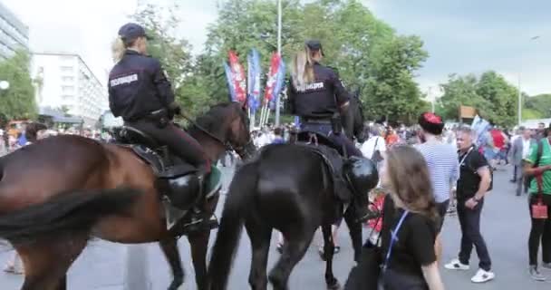 Polícia montada entre os fãs — Vídeo de Stock