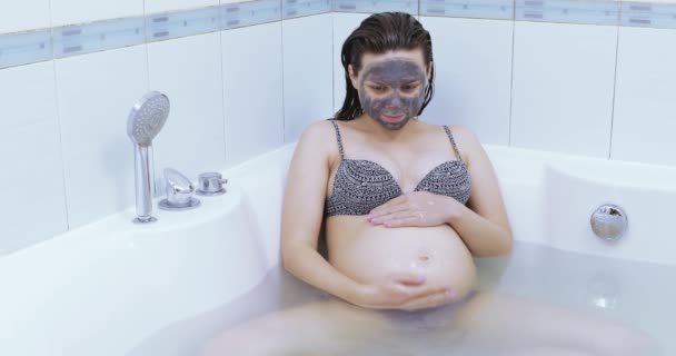 Gravid med en svart mask — Stockvideo