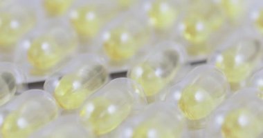 Balık yağı kapsülleri kabarcıklar içinde