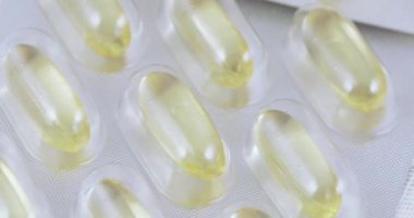 Balık yağı kapsülleri kabarcıklar içinde