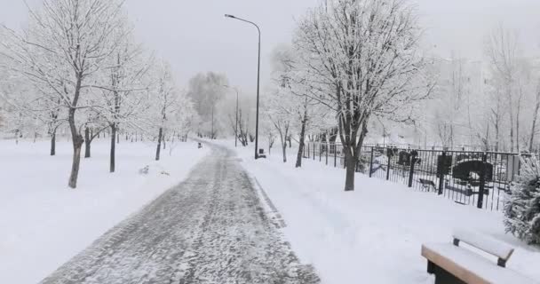 Χιονισμένο δρόμο κατά μήκος το νεκροταφείο — Αρχείο Βίντεο