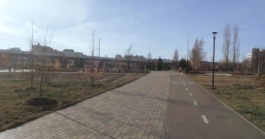 Sokakta park ve bisiklet yolu
