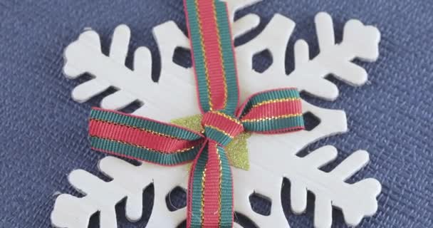 Fiocco di neve decorativo con un inchino — Video Stock
