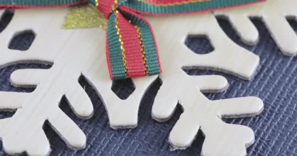 Декоративная снежинка с луком — стоковое видео