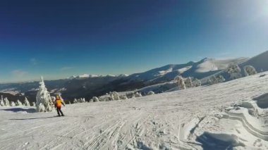 Kar dağlarından kayak yapan kadın.