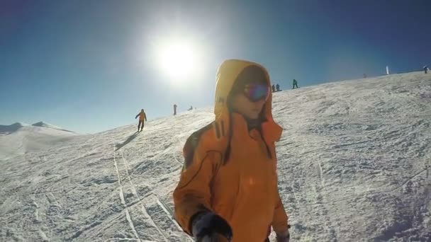 Mujer Descenso en esquís desde las montañas de nieve — Vídeos de Stock