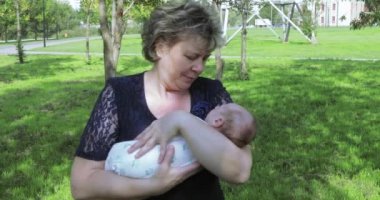 Bir yetişkin kızı ve torunu ile anne