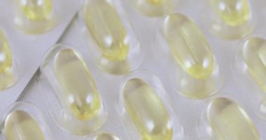 Balık yağı kapsülleri kabarcıklar içinde