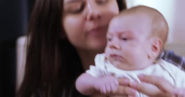 Mamá con el niño saltando en la pelota — Vídeos de Stock