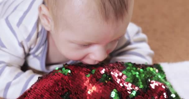 Bébé garçon avec une botte de Noël — Video