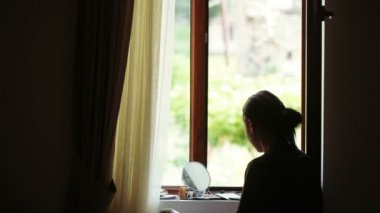 Pencere kıza makyaj yapar