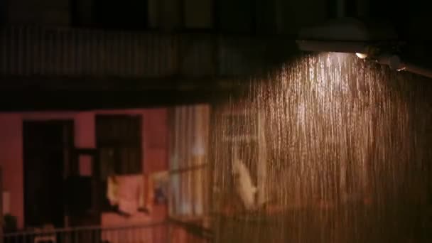 Lluvia en la ciudad por la noche — Vídeos de Stock