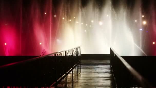 在晚上跳舞喷泉 — 图库视频影像