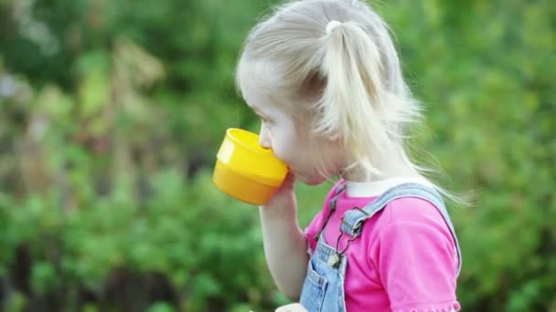 Bebidas infantiles de la taza — Vídeo de stock