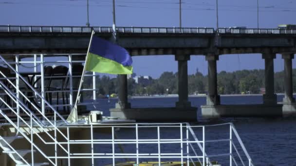 Bandeira na popa no barco — Vídeo de Stock