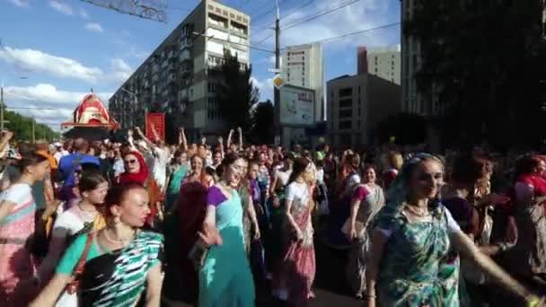 Ratha Yatra i staden av Dnepr — Stockvideo