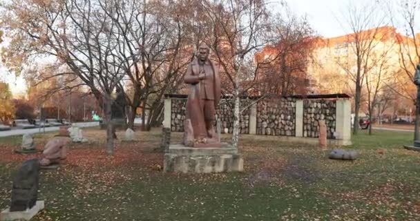 Monumento a las víctimas de la represión estalinista del escultor Yevgeny Chubarov y monumento a Stalin — Vídeos de Stock