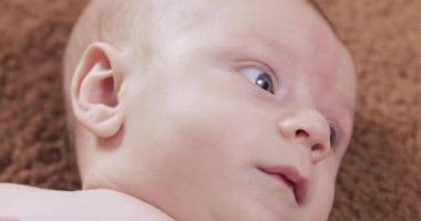 Yatak levha bebek üzerinde yalan