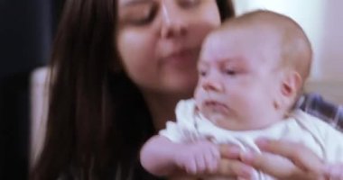 Anne ile Çocuk topa atlama