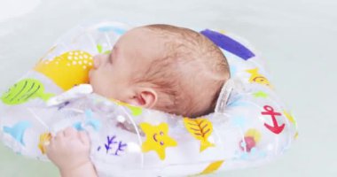 Bebek tıp bir kaşık verilir