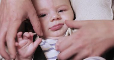 Ağlayan ve teselli erkek bebek