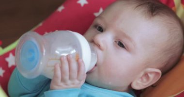 Bir şişeden içmeyi çocuk öğrenir