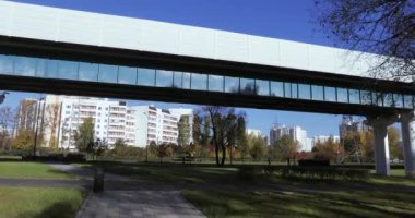 Parkta yukarıda Cross'taki metro