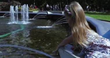 Kız çeşme kenarında