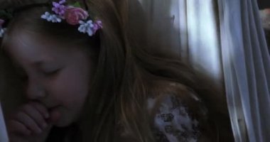 Hamak ile küçük kız