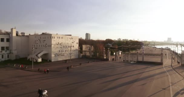 A entrada para o Parque Gorky a partir do aterro do rio Moscou — Vídeo de Stock