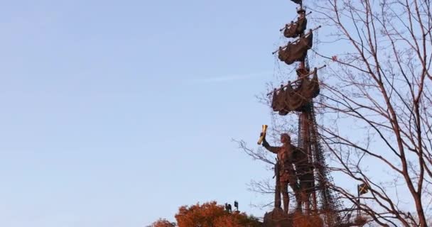 Monument to Peter the First by Zurab Tsereteli — Stock Video