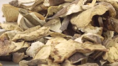 kurutulmuş beyaz mantar